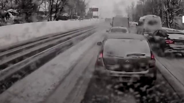 По трассе у Юрьевца автобус с пассажирами пролетает по встречке смотреть онлайн