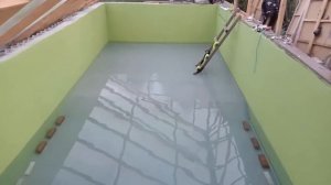 Сделал пруд в теплице, первый запуск воды