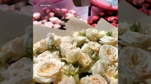 Мужчины нервничают и выбирают самые красивые цветы. Нешуточные страсти кипят на Рижском рынке