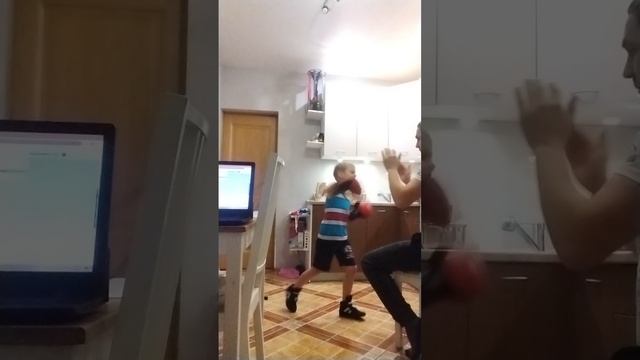 Тренируется дома
