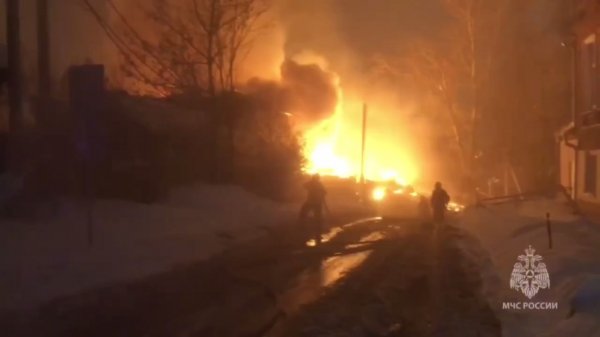 Частный дом взорвался и загорелся после падения наледи в Сергиевом Посаде