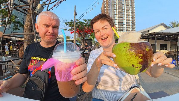 Встретили ЗАКАТ и наших зрителей на Джомтьен! Болтаем и начали ОТМЕЧАТЬ день Валентина) Паттайя Влог