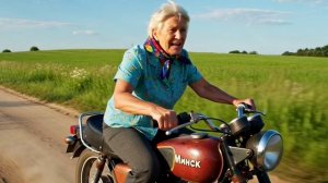 Бабка на мотоцикле Минск