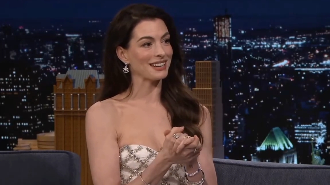 Энн Хэтэуэй демонстрирует свой пронзительный первобытный крик из фильма «Эйлин» смотреть онлайн