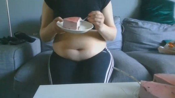 пухлая девушка обедает