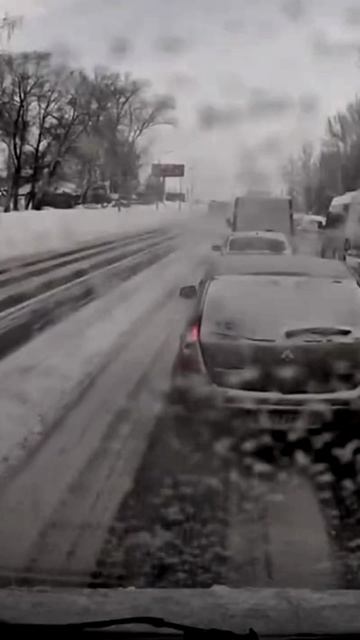 По трассе у Юрьевца автобус с пассажирами пролетает по встречке смотреть онлайн