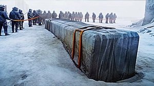 Полярники в Антарктиде нашли капсулу с металлическим человеком внутри