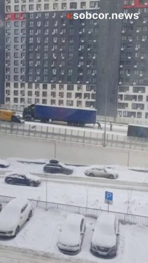 Сотрудник ГИБДД показал силушку богатырскую, в одиночку вытолкав буксующую фуру на мосту в Реутове