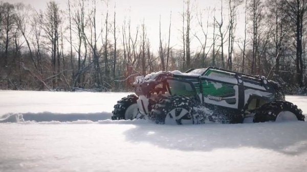 Старый легендарный монстр краулер Traxxas Summit в снежном оффроуде зимой 4x4