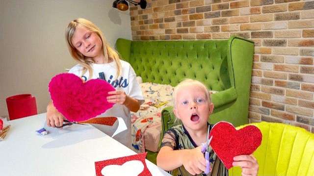 СОФУНЬЯ ШАЛУНЬЯ - СОФИЯ ВЛЮБИЛАСЬ. ПОДАРКИ ДЛЯ МАЛЬЧИКОВ. смотреть онлайн