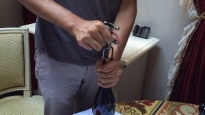 Старинный французский штопор Aéro в руках француза