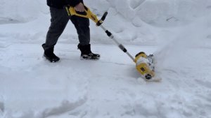 Снегоуборщик электрический аккумуляторный Huter - пришлось переделывать