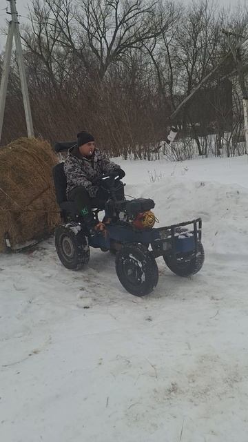 Мини тракток в работе зимой