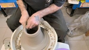 Основание под светильник или кувшин с узким горлом.