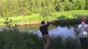 КИДАЕМ ДВА ПОИСКОВЫХ МАГНИТА В ЯМУ РЕЧКИ НА ХОЛМЕ!