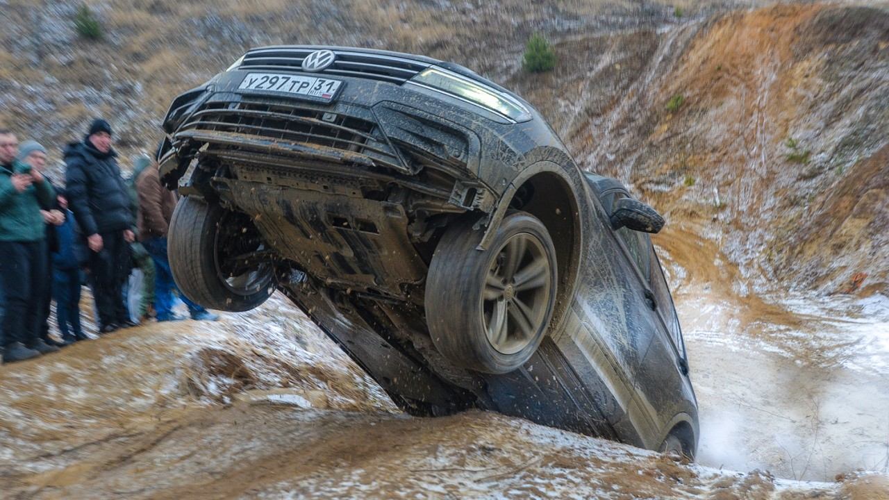 МАССОВЫЙ БОЙ МАШИН! ТИГУАН наказывает ВНЕДОРОЖНИКИ смотреть онлайн