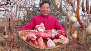 Фирменный стейк на косточке, приготовленный на гриле с сочным костным мозгом. Кухня Китая