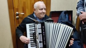 Скоро 90 лет! дедушка самородок играет на аккордеоне после настройки и ремонта