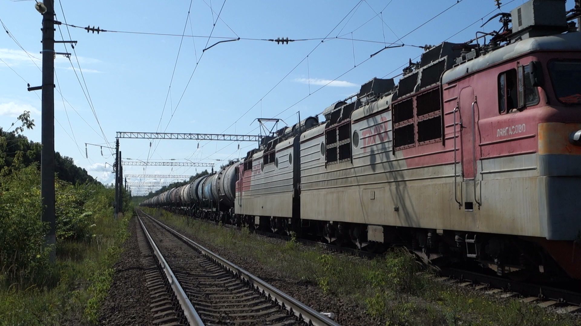 Электровоз ВЛ80с-027 с наливным поездом проходит станцию Чаглово