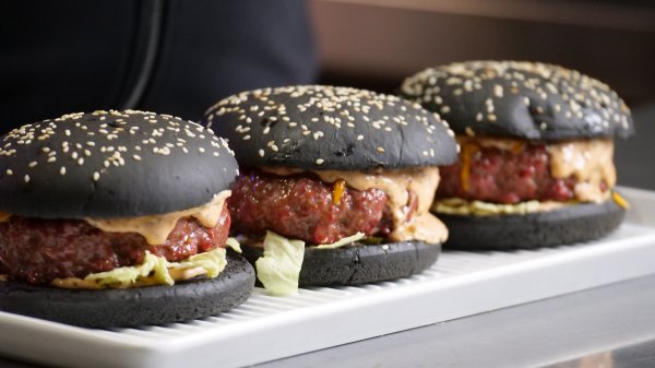 Смэш бургер из говядины на угольном гриле Broil King Regal 400