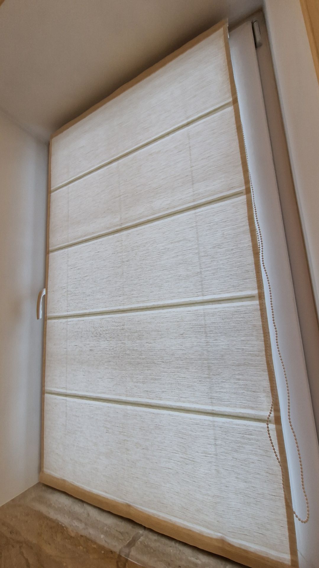 Римская шторка с креплением на створку. Ткань Флекси белый.