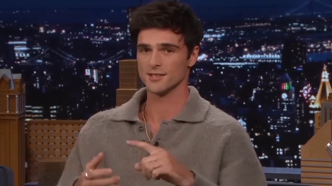 Джейкоб Элорди нюхает знаменитую свечу «Вода из ванны Джейкоба Элорди» | «Вечернее шоу» смотреть онлайн