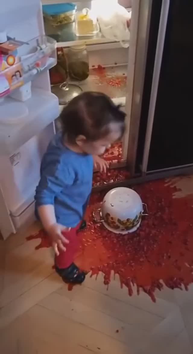 Не ешь на ночь, иначе вот что.... #семья #холодильник #кухня #борщ #дети #кушать #щи смотреть онлайн