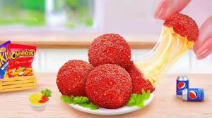 ГОТОВИМ МИНИ ЕДУ 🥔🍗 🧀 Хрустящие сырные шарики с начинкой Cheetos на мини-кухне РЕАКЦИЯ