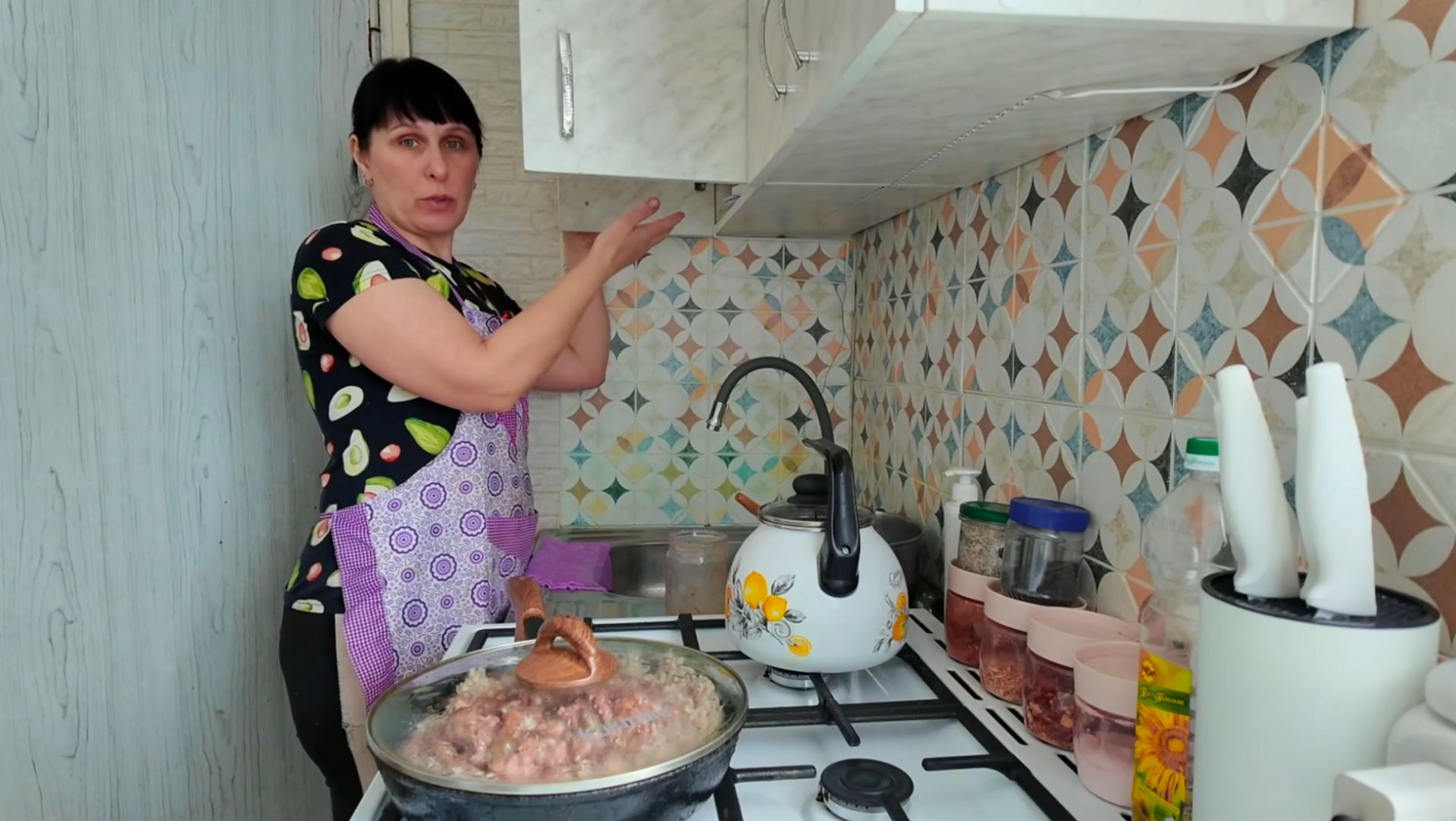 Зачем лучше? Плюнула на это дело! Убралась на кухне смотреть онлайн