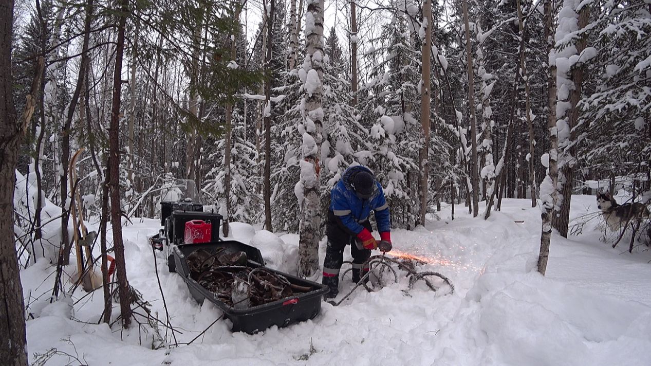 ТРЕТИЙ ВЫВОЗ МЕТАЛЛА ИЗ ЗИМНЕГО ЛЕСА 2026! УТАЩИЛ ВОЛОКОМ ДВУТАВР И БУРОВУЮ ШТАНГУ! смотреть онлайн