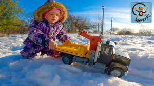Красная машинка, Экскаватор и Погрузчик играют с Снегом. Машинки игрушки