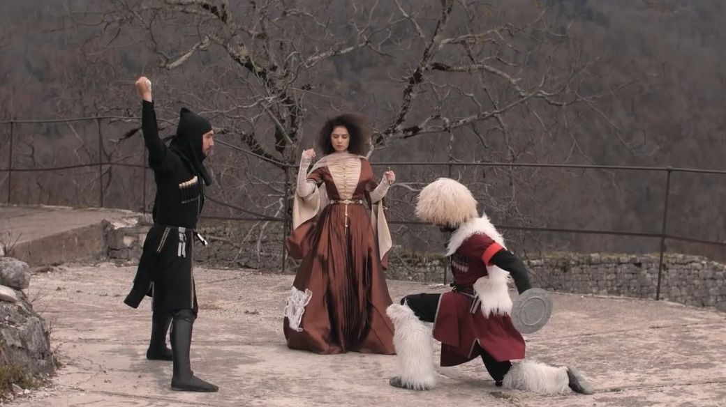 Видео-клип на песню «Кудрявая Абхазка» абхазского дуэта «Адекватное Мнение» (АМ) смотреть онлайн