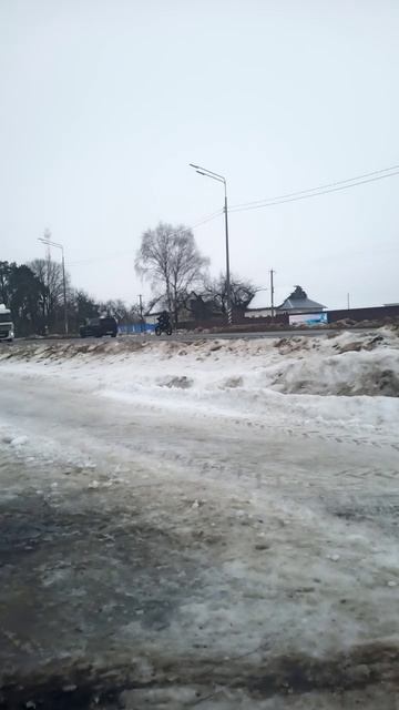 вроде как зима а мотоциклистом всё нипочём #shorts смотреть онлайн