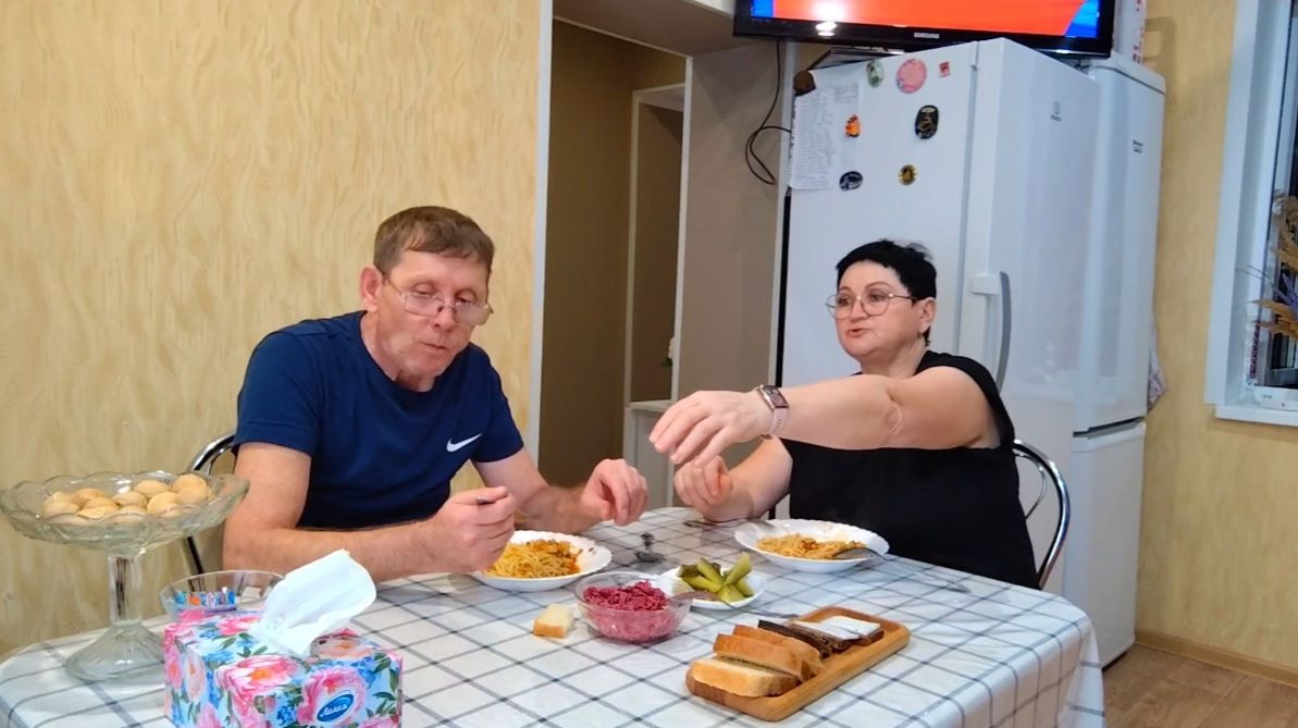 ЖИЗНЬ В СЕЛЕ: ПРИГОТОВИЛА НА ОБЕД ЛАГМАН смотреть онлайн