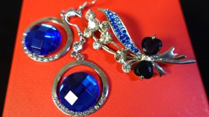 Бижутерия премиум‑класса: комплект серьги + брошь с синими „сапфирами“ — стильно и выгодно!