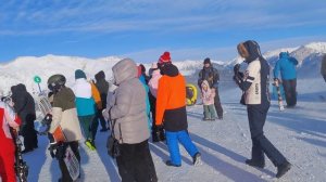 Архыз красивые снежные горы в час пик сезона катательного сезона, 12ч 2026 год