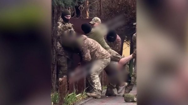 Киевский режим всеми силами пытается пополнить ряды тех, кого отправляют на фронт.