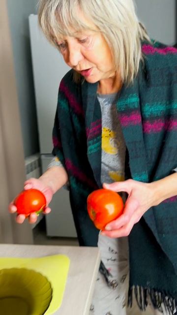 Китайка кушает Огурец😂😆 смотреть онлайн