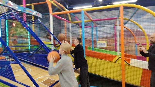 Джуманджи играем с Виолеттой в баскетбол