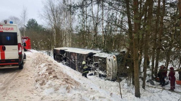 Пассажирский автобус улетел в кювет и опрокинулся под Минском