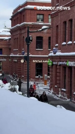 В Москве у Курского вокзала тестируют новых коммунальщиков #россия #новости