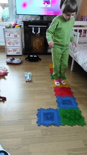 Полина играет в игру Пол это Лава