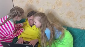 Папа работает Беатрис и Вероника ему мешают, шуточная история