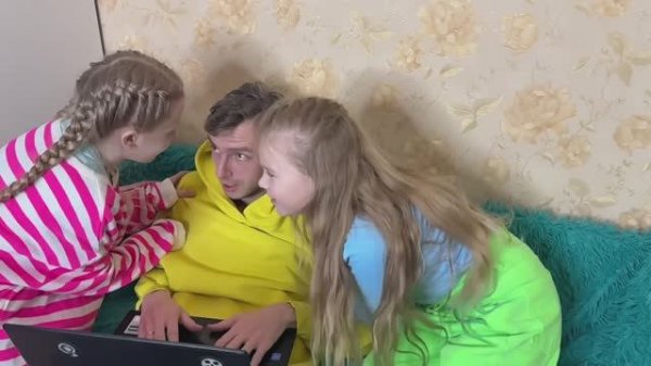 Папа работает Беатрис и Вероника ему мешают, шуточная история