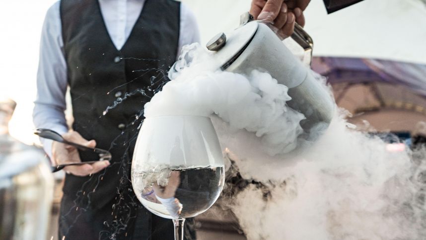 Разрыв желудка: чем опасен жидкий азот в еде и напитках смотреть онлайн