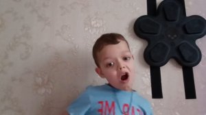 Алексей поёт песню