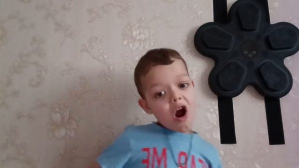 Алексей поёт песню