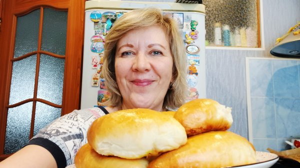 Испекла домашние пышные пирожки/Тружусь как пчёлка