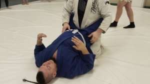 Бразильское Джиу-Джитсу,  выход из позиции "маунт" с зацепом руки и ноги