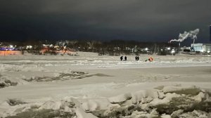 Четверых рыбаков унесло на отколовшейся льдине в Ярославской области